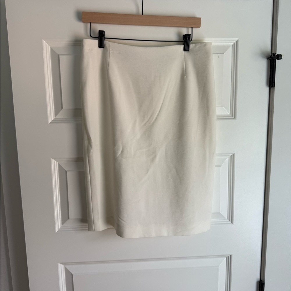 Tahari Pencil Skirt Size 8.  White. NW/OT non-smoking home.